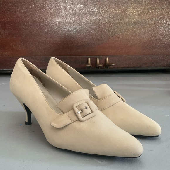 Ivory suede loafer style pumps - Picture 1 of 2